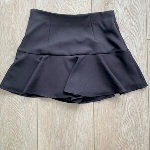 NWT ZARA High-Waisted Black Skort | Chic Mini Skirt Look l Size XS (runs large)